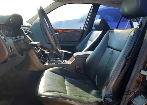 1999 Mercedes-Benz E 320 z USA, uszkodzony, nr VIN WDBJF65H9XA774982